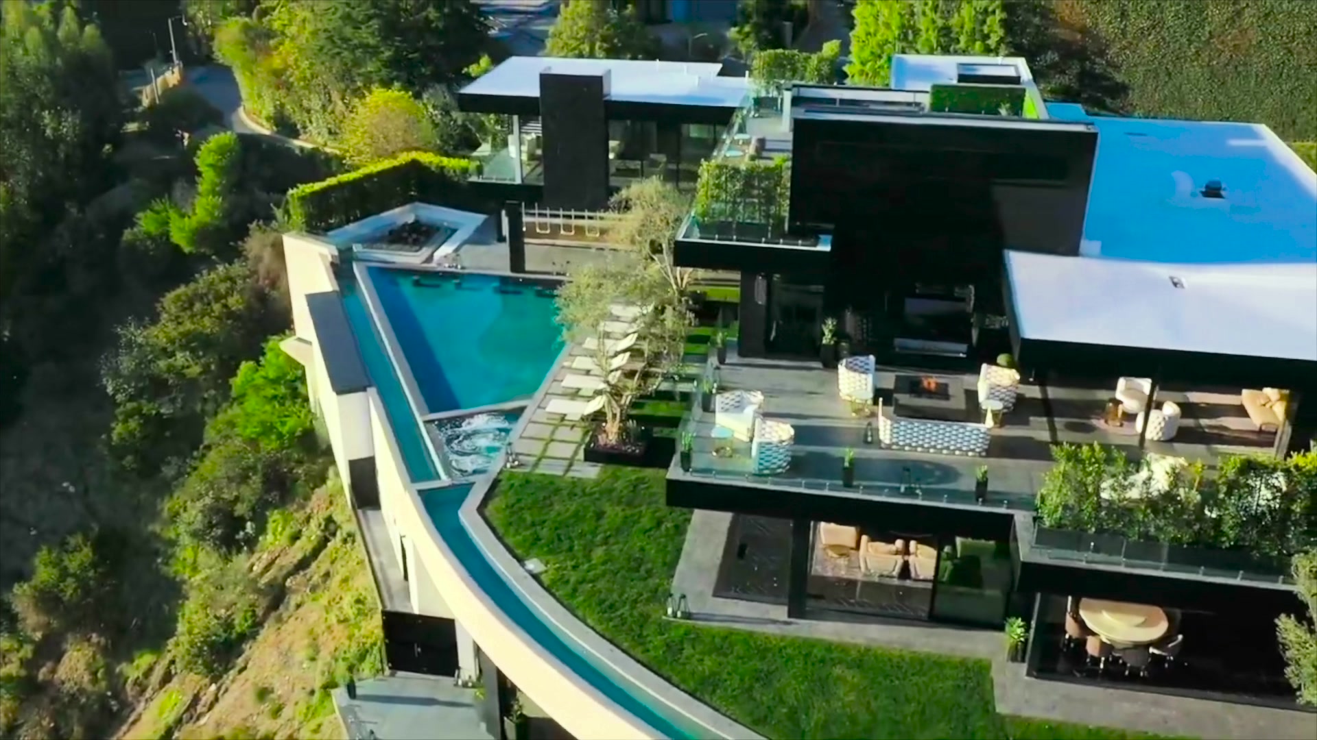 A coastal estate featured in Bettencourt Collective’s showreel